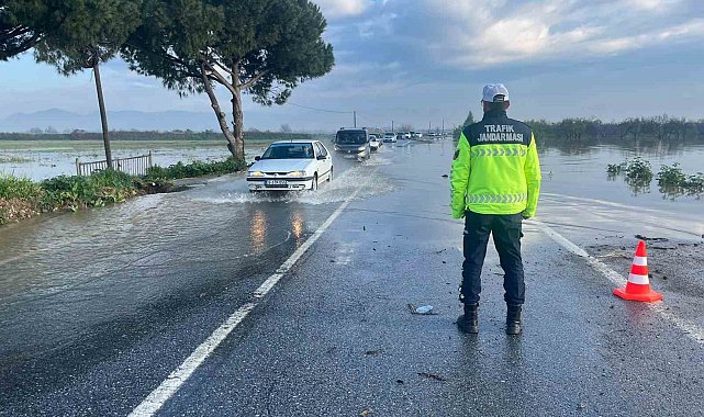 Menderes Nehri taştı, İncirliova-Koçarlı yolu sular altında kaldı