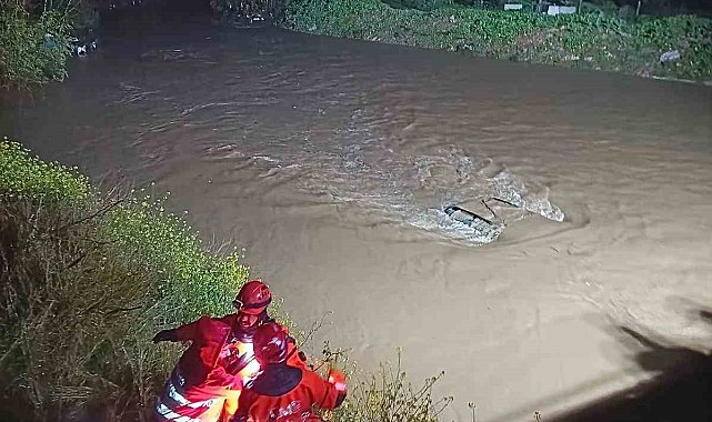 Menderes'te araç dereye uçtu, İzmir itfaiyesi seferber oldu