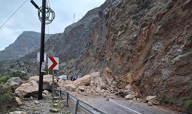 Mersin-Antalya karayolunda heyelan: Yol trafiğe kapandı, 1 yaralı