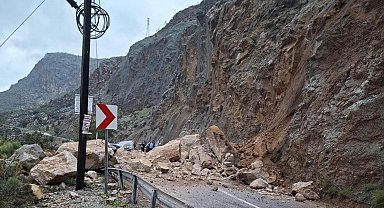 Mersin-Antalya karayolunda heyelan: Yol trafiğe kapandı, 1 yaralı
