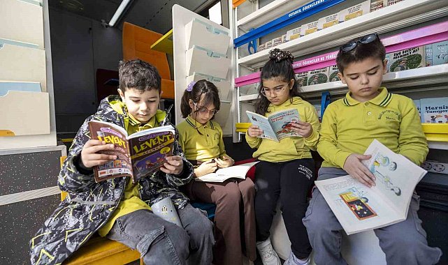 Mersin'de çocuklar tiyatro ve Kitobüs ile buluştu