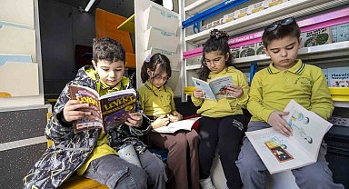 Mersin'de çocuklar tiyatro ve Kitobüs ile buluştu