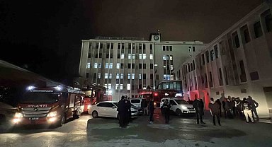 Mersin'de emniyetin ek binasında çıkan yangın büyümeden söndürüldü