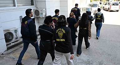 Mersin'de evleri soyan kadın hırsızlar minibüste polise yakalandı