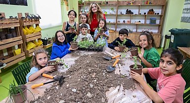 Mersin'de minik eller toprakla hayata dokunuyor