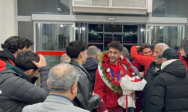 Milli sporcu Furkan Akar çiçeklerle karşılandı
