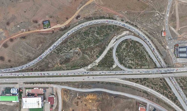Milyonlarca öğrenci pazartesi ders başı yapacak, tatilciler dönüşe geçti: 43 ilin geçiş noktasında yoğun trafik