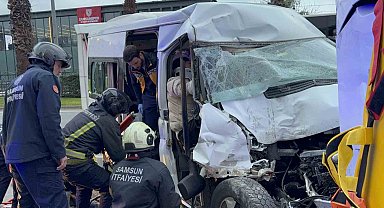Minibüs, hafif ticari araç ve otobüse çarptı: 7 yaralı