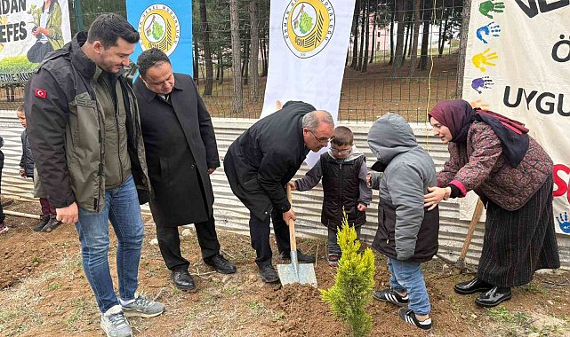 Minik eller fidanları toprakla buluşturdu