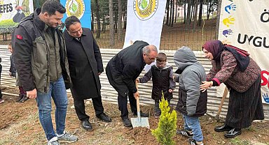 Minik eller fidanları toprakla buluşturdu