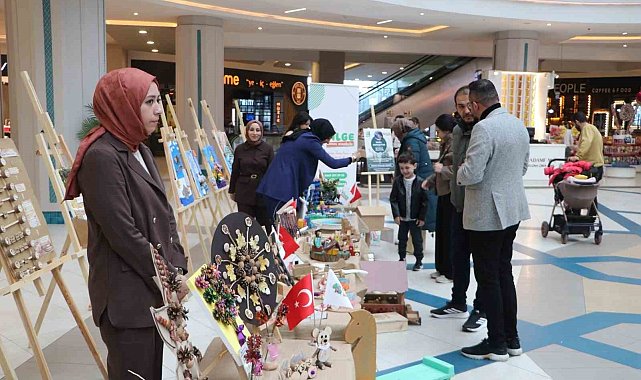 Minik ellerin doğaya dokunuşu