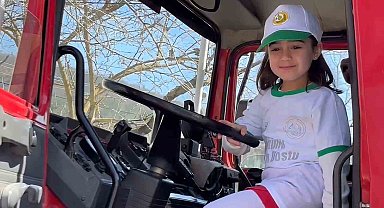 Minik öğrenciler ilk kez itfaiye aracına bindiler