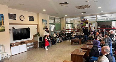 Miniklerden huzurevi sakinlerine anlamlı ziyaret