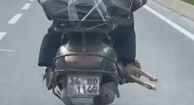 Motorcu ayağının altında et taşıdı