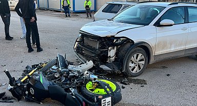 Motosiklet ile otomobil çarpıştı: 1 yaralı