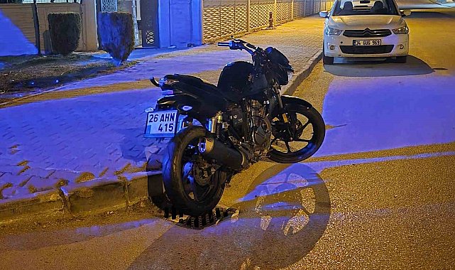 Motosiklet, servis aracı ile çarpıştı: 2 yaralı