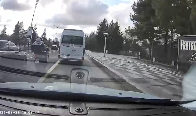 Motosiklet sürücüsünün tehlikeli anları kameraya yansıdı