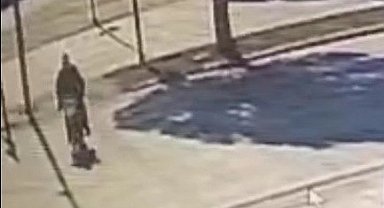 Motosikletiyle yaya geçidinden geçmek isteyen adamın hayatını kaybettiği kaza anları ortaya çıktı