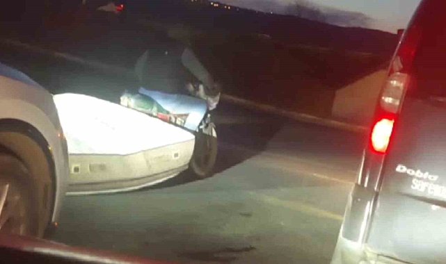Motosikletle yatak taşıdı