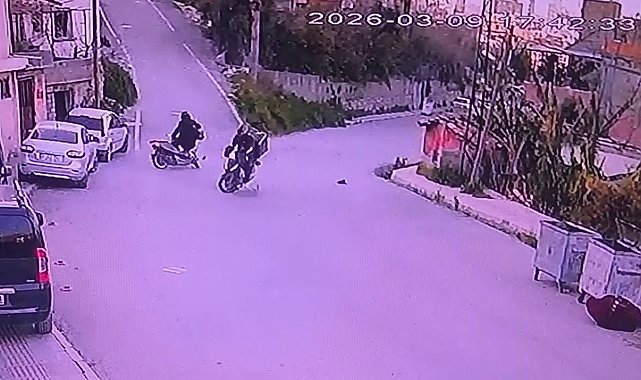 Motosikletlerin kafa kafaya çarpıştığı kazada şahısların yere savrulduğu anlar kameraya yansıdı