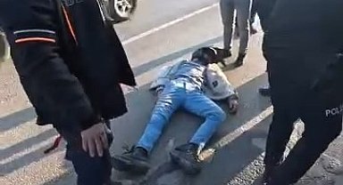 Motosikletli kuryeye arkadan çarpan aracın kaçtığı iddiası