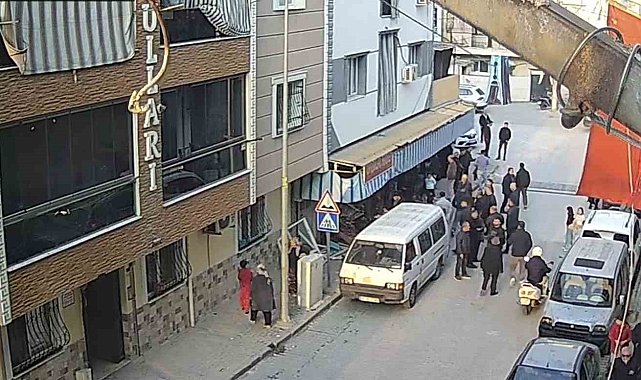 Motosikletliye çarpmamak için bakkala girdi