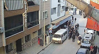 Motosikletliye çarpmamak için bakkala girdi