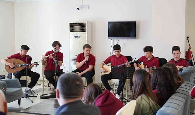 Muğla'da liseli gençlerden huzurevi sakinlerine müzik ziyafeti