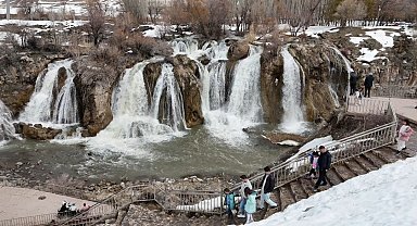 Muradiye Şelalesi her mevsim ayrı bir güzel