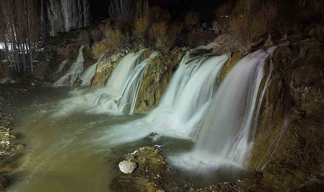 Muradiye Şelalesi mevsimlerin ötesinde bir güzellik