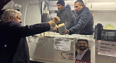 Muradiye'de teravih sonrası lokma ikramı