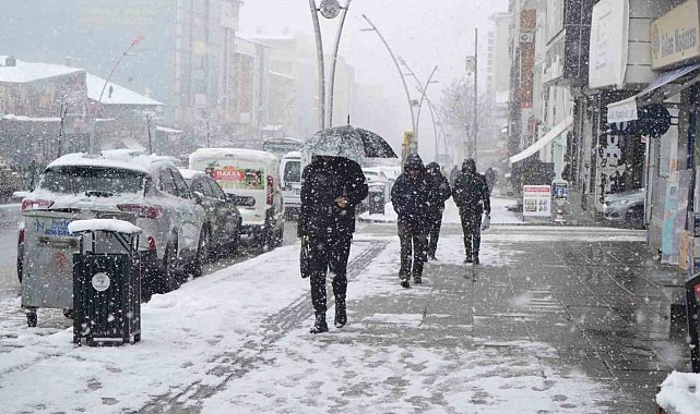 Muş'ta 40 köy yolu kapandı, mahsur kalan hasta kurtarıldı