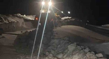 Muş'ta fırtına nedeniyle köy yolu ulaşıma kapandı