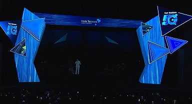Müslüm Gürses'in hologramı, 5G teknolojisi sayesinde sanatçılarla düet yaptı