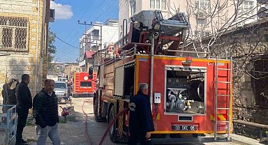 Mut'ta bir evin çatı katında çıkan yangın korkuttu