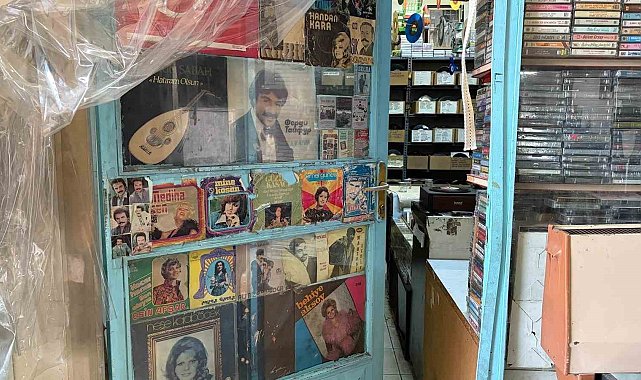 Müzik dünyasının geçmişine 20 yıldır topladığı plak ve kasetlerle ışık tutuyor