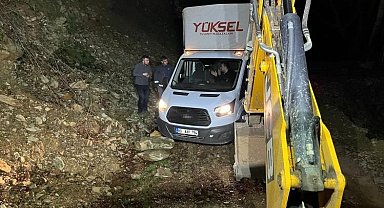 Navigasyonun yanılttığı 3 kişi, dağ yolunda araçla çamura saplanarak mahsur kaldı
