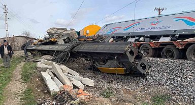 Nevşehir'de yük treni tıra çarptı: 2 makinist yaralandı
