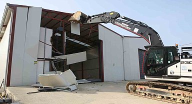 Nilüfer'de tarım alanındaki 900 metrekarelik kaçak yapı yıkıldı