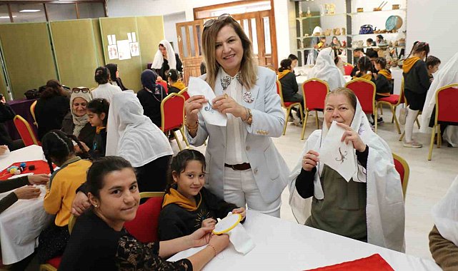 Nineler ve torunları mendil geleneğinde buluştu: Ellerini öptükleri ninelerinin sardığı mendillerden hediyelerini aldılar