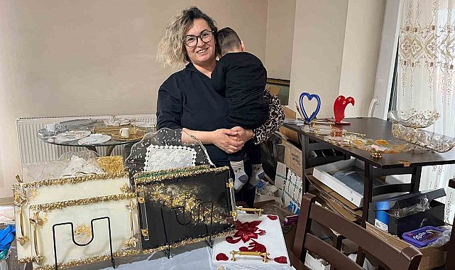 Oğlunun tedavi masrafları için evini atölyeye çevirdi
