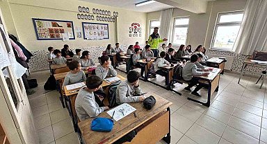 Öğrenci ve öğretmenlere trafik eğitimi verildi