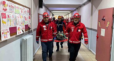 Öğrenciler depremde ne yapmaları gerektiğini tatbikatta öğrendi