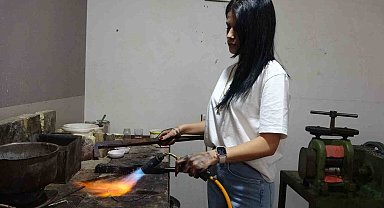 Ojeli tırnaklarıyla erkek egemen meslekte usta oldu