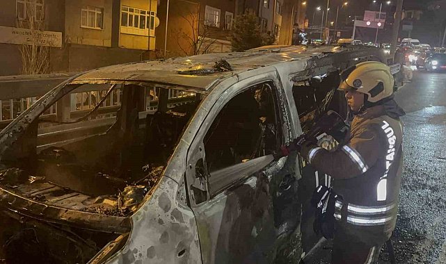 Okmeydanı'nda ticari takside yangın: Yolcular son anda tahliye edildi