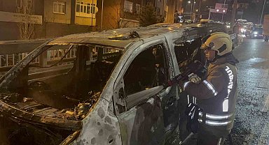 Okmeydanı'nda ticari takside yangın: Yolcular son anda tahliye edildi