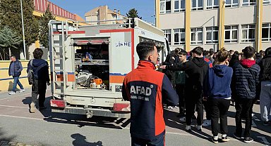 Okulda gerçeği aramayan deprem tatbikatı
