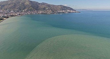 Ordu'da eriyen kar suları denizin rengini değiştirdi