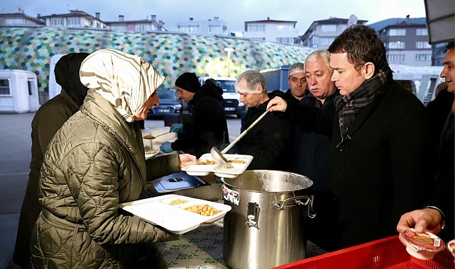 Osmangazi Belediyesi'nin iftar sofrasında yüzlerce kişi bir araya geldi
