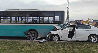 Otomobil halk otobüsüne çarptı, maddi hasar oluştu